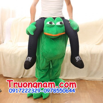 May bán và cho thuê mascot Hồ Chí Minh: người cưỡi mascot ếch.